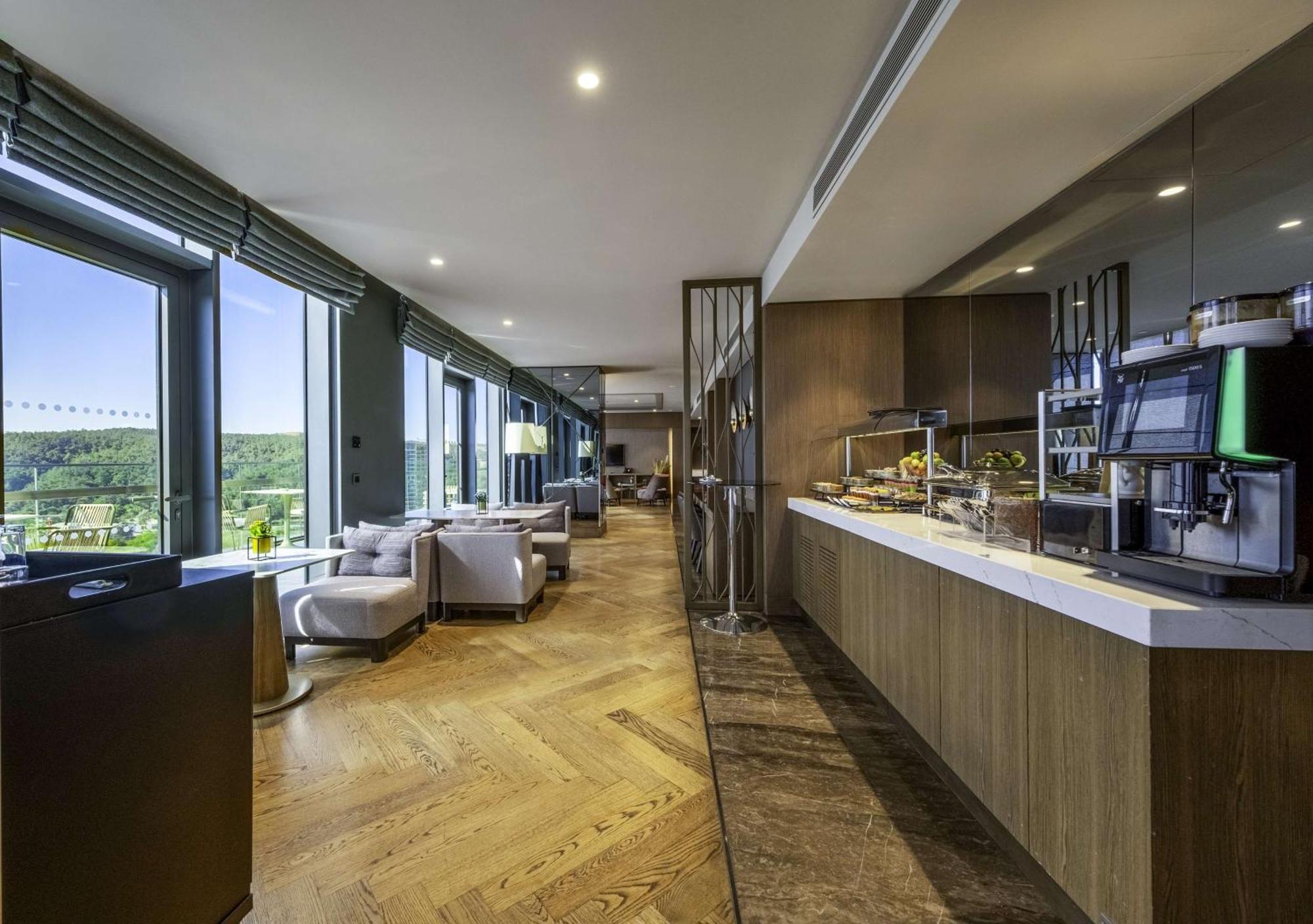 Radisson Collection Hotel, VadProvincia di Istanbul Esterno foto The Club lounge at Beijing Capital International Airport