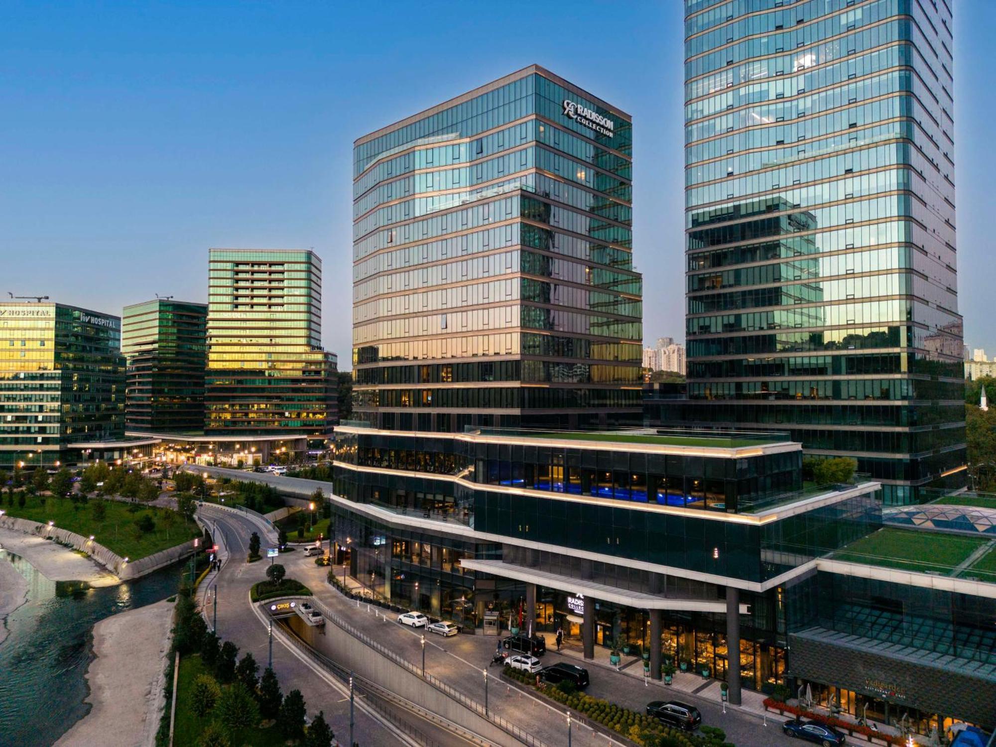 Radisson Collection Hotel, VadProvincia di Istanbul Esterno foto The complex at night